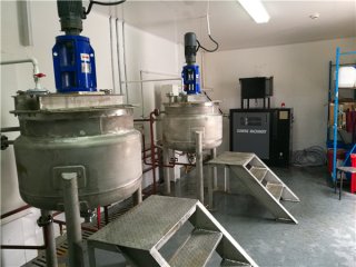 化工反應(yīng)釜物料控溫 ±0.5度，用什么電加熱導(dǎo)熱油爐？